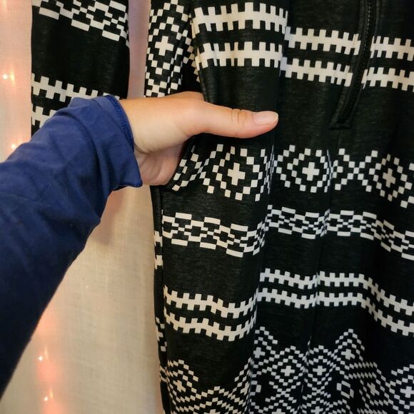 EUC Black and White Patterned Jumpsuit Size Medium - Picture 5 of 11